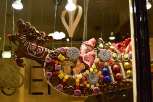 Gingerbread sleigh and reindeer in an Ortwin Thyssen window